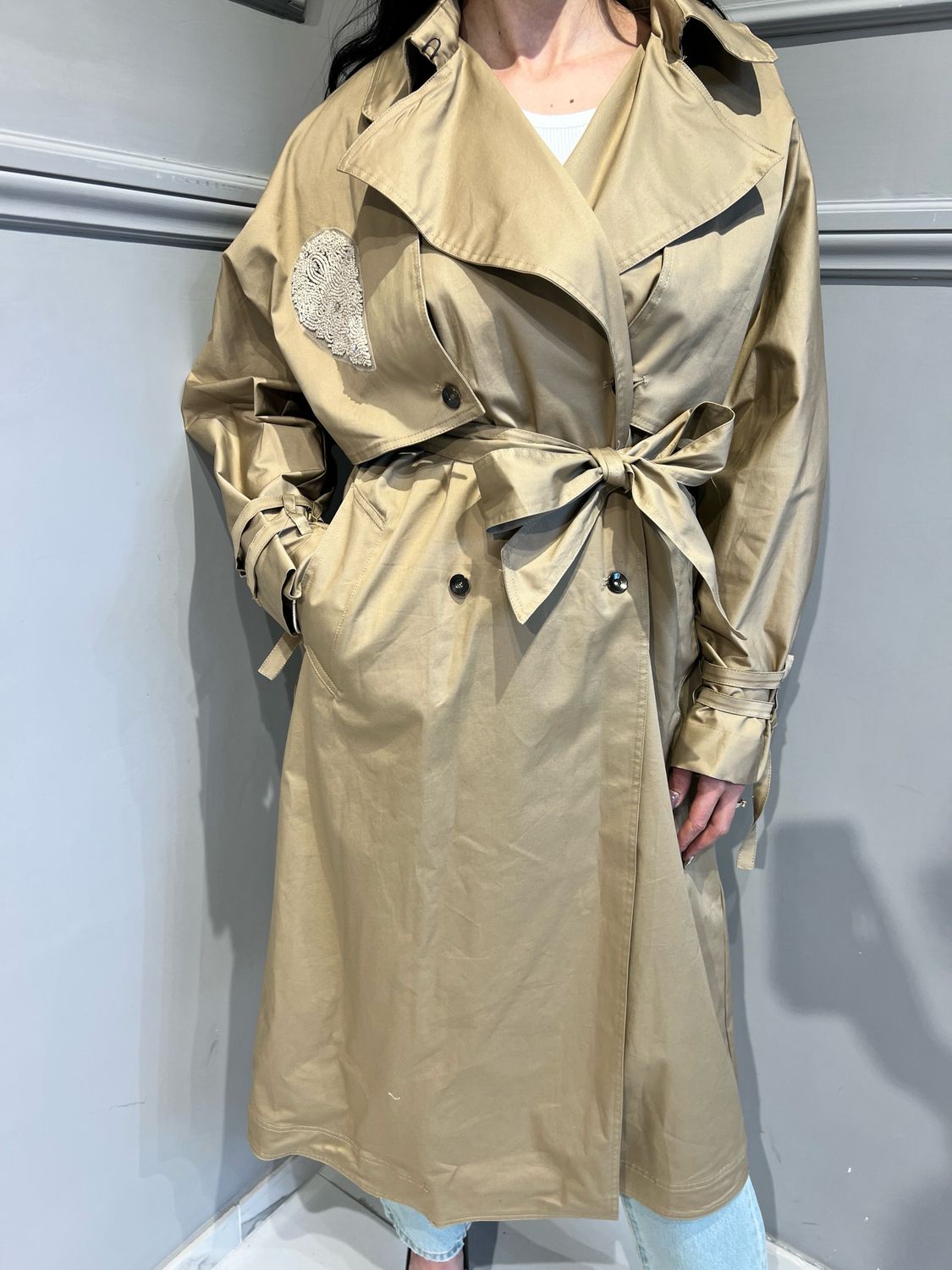 MOTEL - trench o gilet con mantellina rimuovibile con perline e strass S25J445 - cammello MOTEL - trench o gilet con mantellina rimuovibile con perline e strass S25J445 - cammello