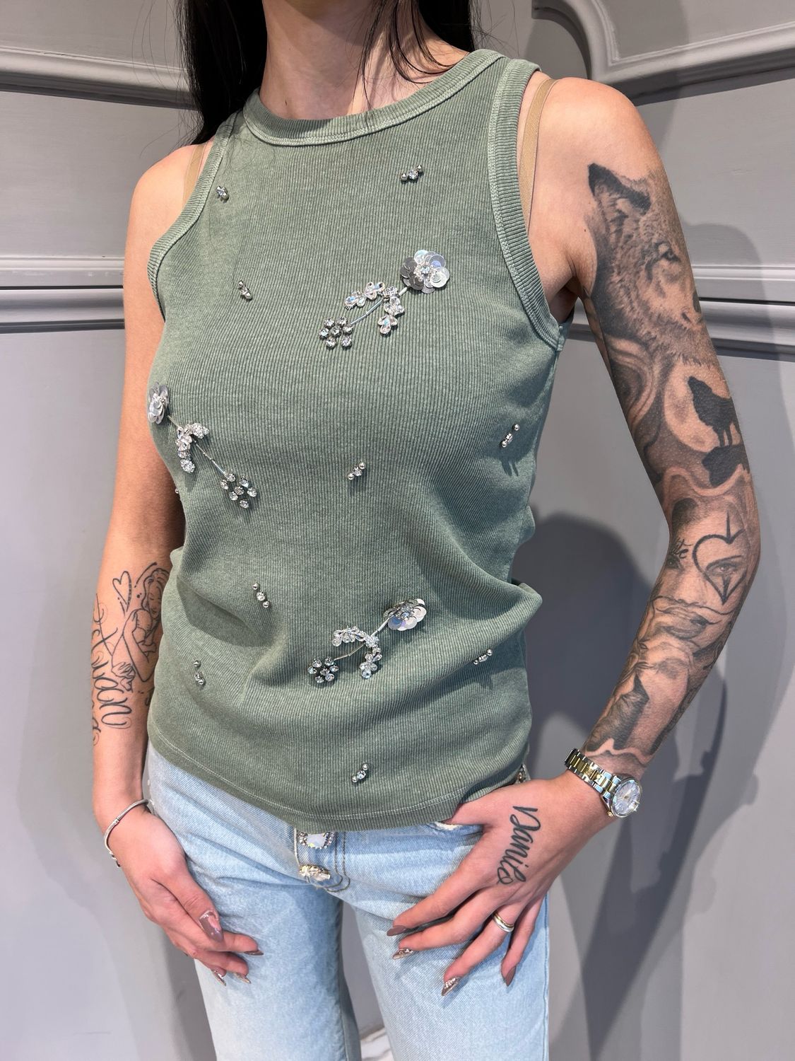 TENSIONE IN - canotta a costine elasticizzata con applicazioni e strass TP5998