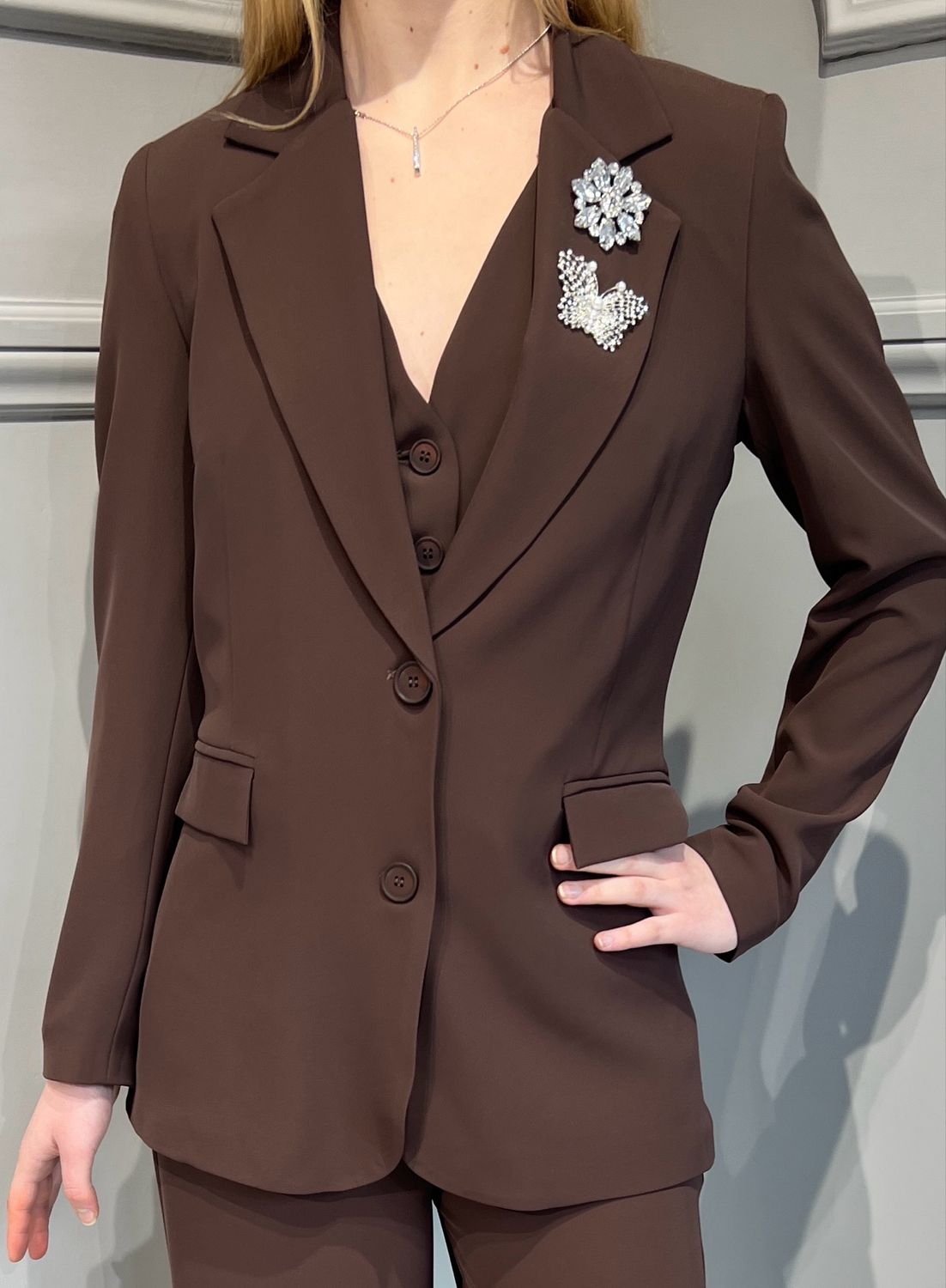 TENSIONE IN - giacca con spille in tessuto fluido 25B6104 - cioccolato