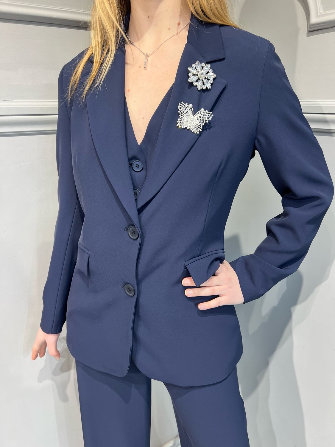 TENSIONE IN - giacca in tessuto fluido con spille 25B6104 - blu