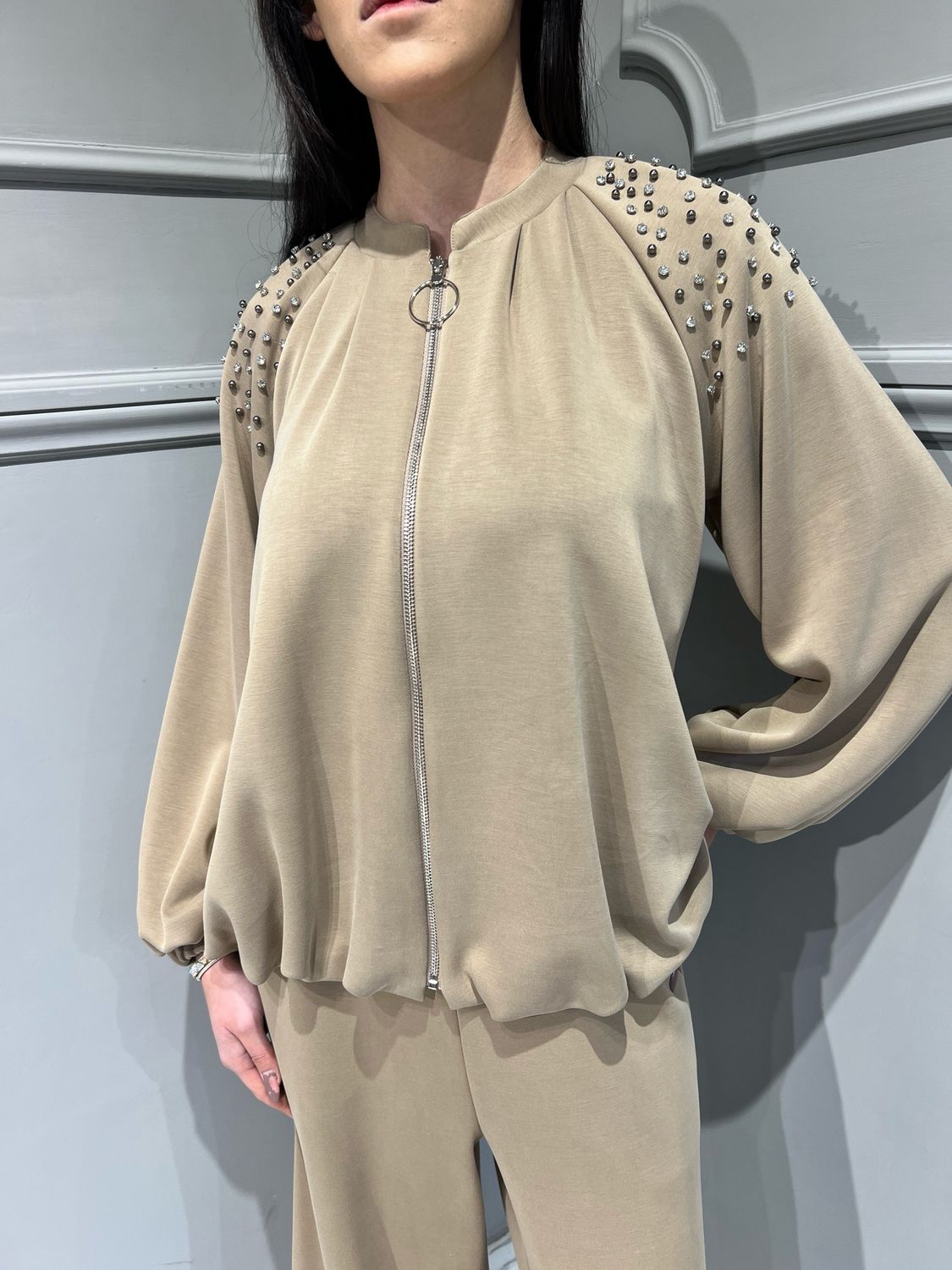 MOTEL - bomber con pietre a palloncino in tessuto morbido e elasticizzato G10019MO - beige