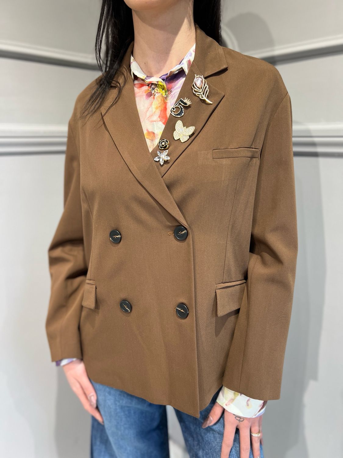 TENSIONE IN - giacca in tessuto fluido doppiopetto con spille 25b6989 - moro TENSIONE IN - giacca in tessuto fluido doppiopetto con spille 25b6989 - moro