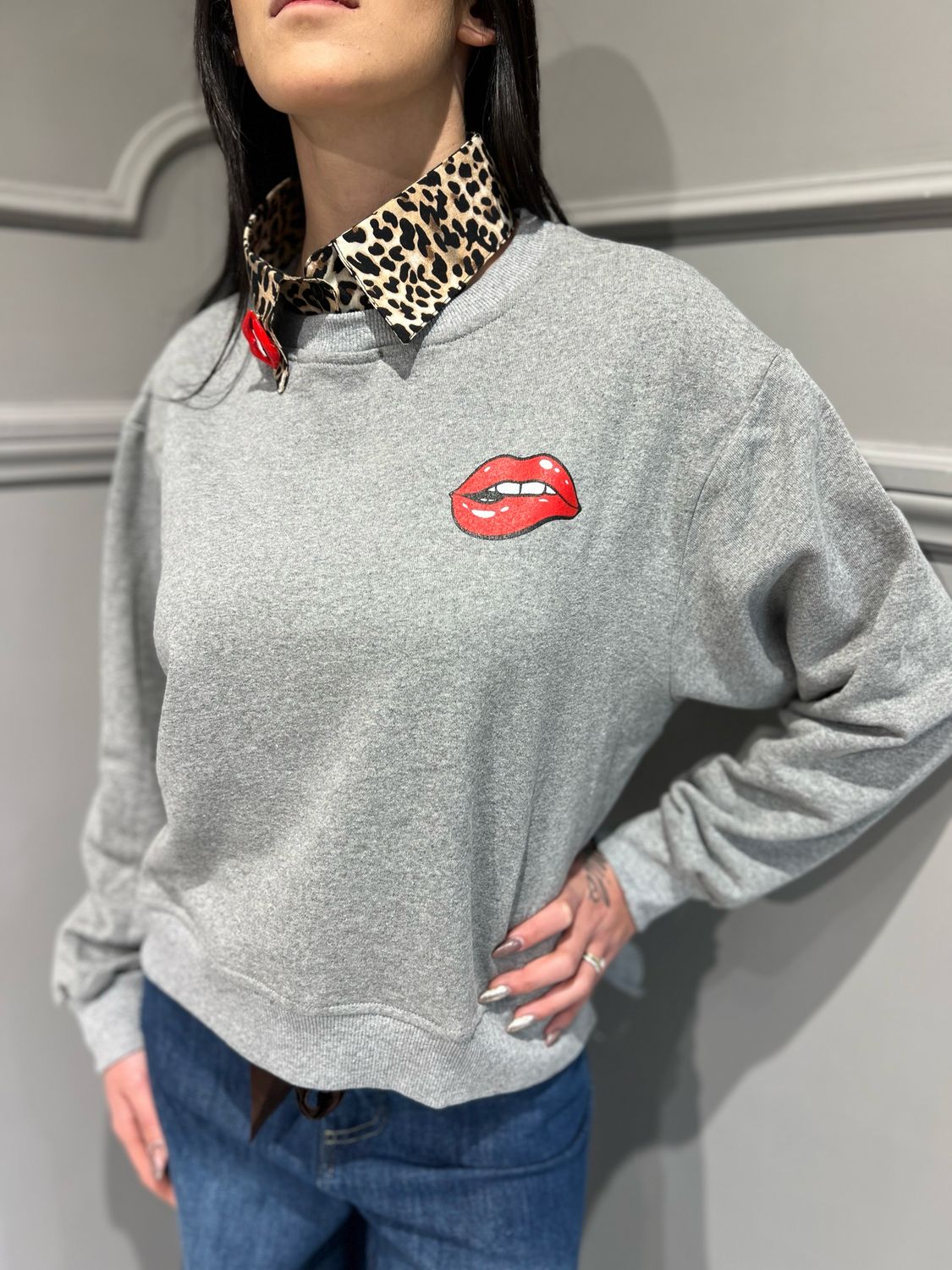 TENSIONE IN - felpa girocollo con colletto maculato e spilla bocca 33025 - grigio/maculato/rosso TENSIONE IN - felpa girocollo con colletto maculato e spilla bocca 33025 - grigio/maculato/rosso