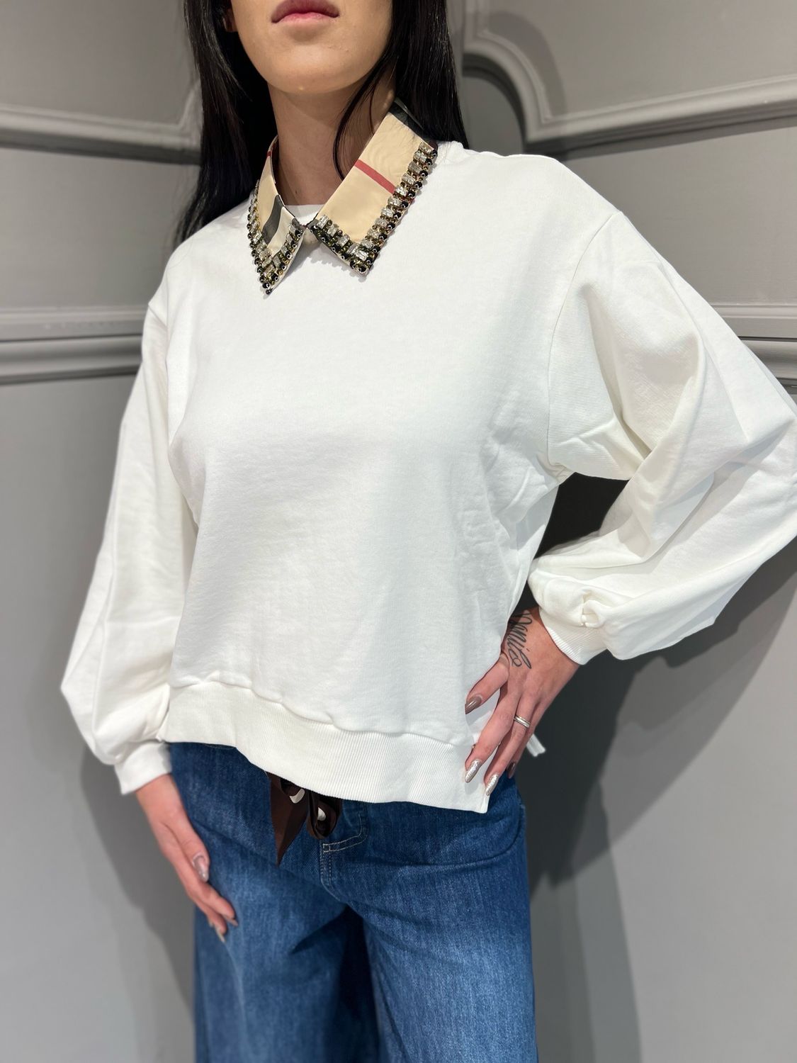 TENSIONE IN - felpa girocollo con colletto barberry e pietre S24M436 - bianco/beige TENSIONE IN - felpa girocollo con colletto barberry e pietre S24M436 - bianco/beige