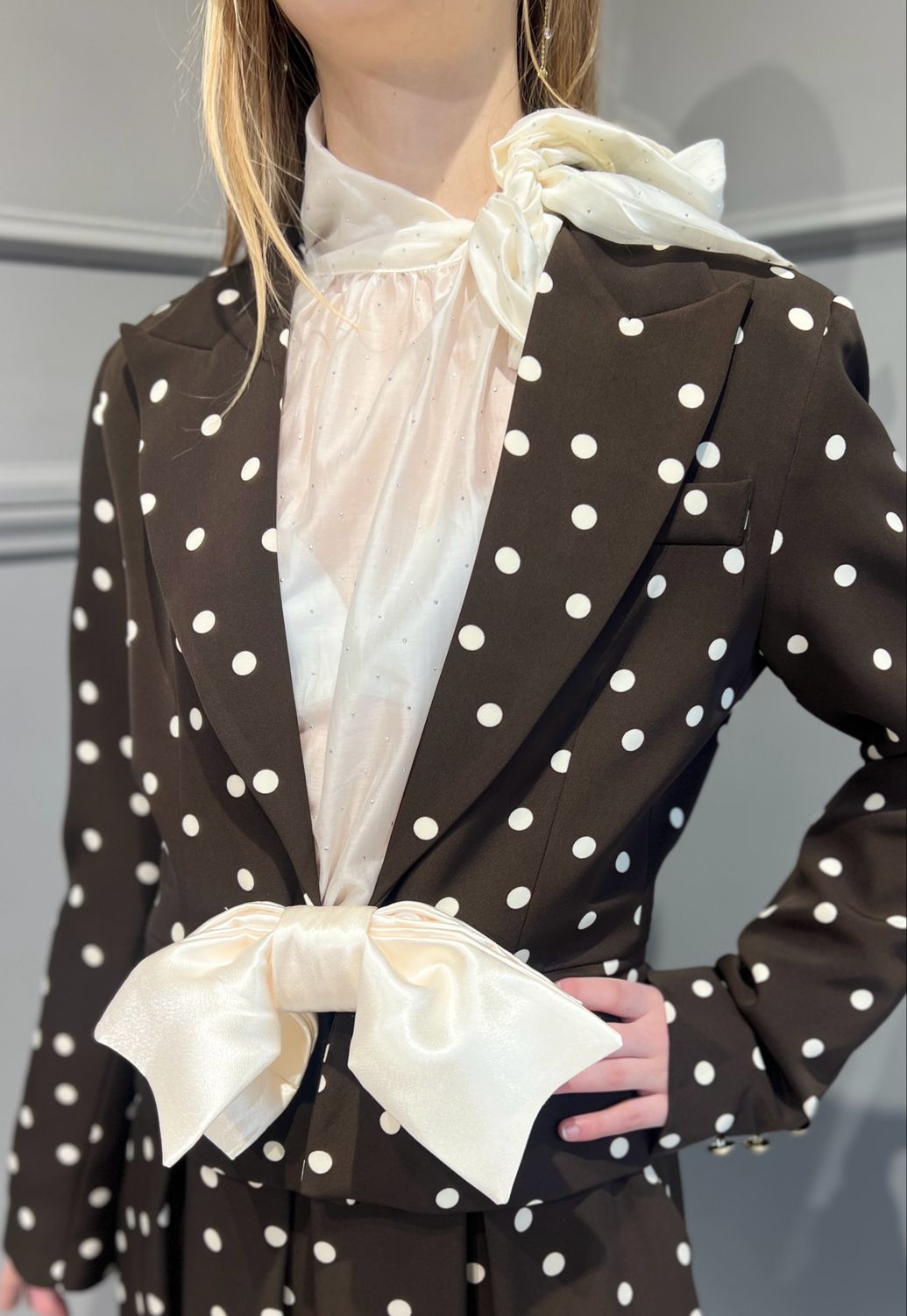 MOTEL - giacca a pois corta con fiocco 25818G - moro/burro MOTEL - giacca a pois corta con fiocco 25818G - moro/burro