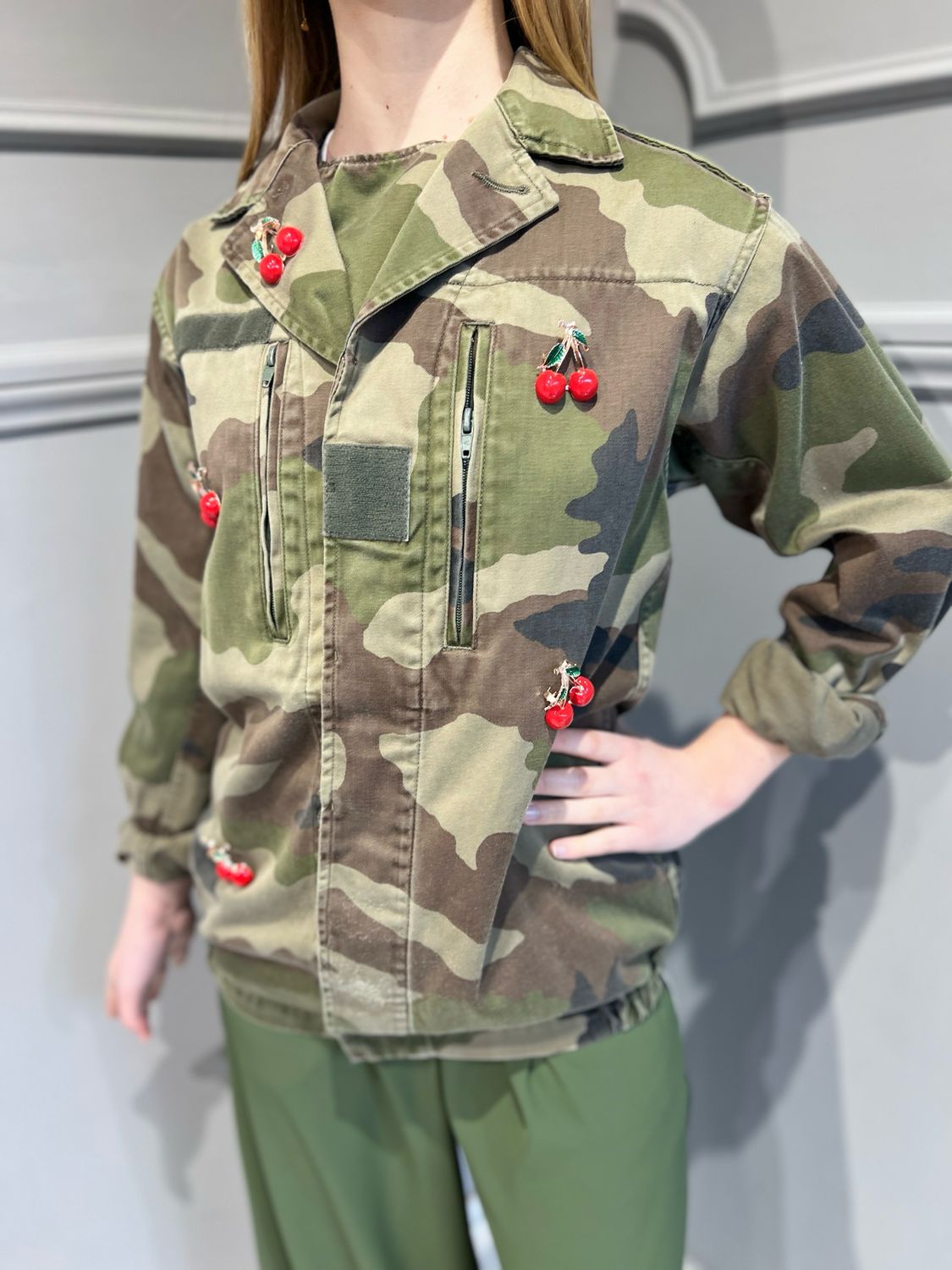 TENSIONE IN - giacca vintage con spille ciliegie camouflage - variante unica