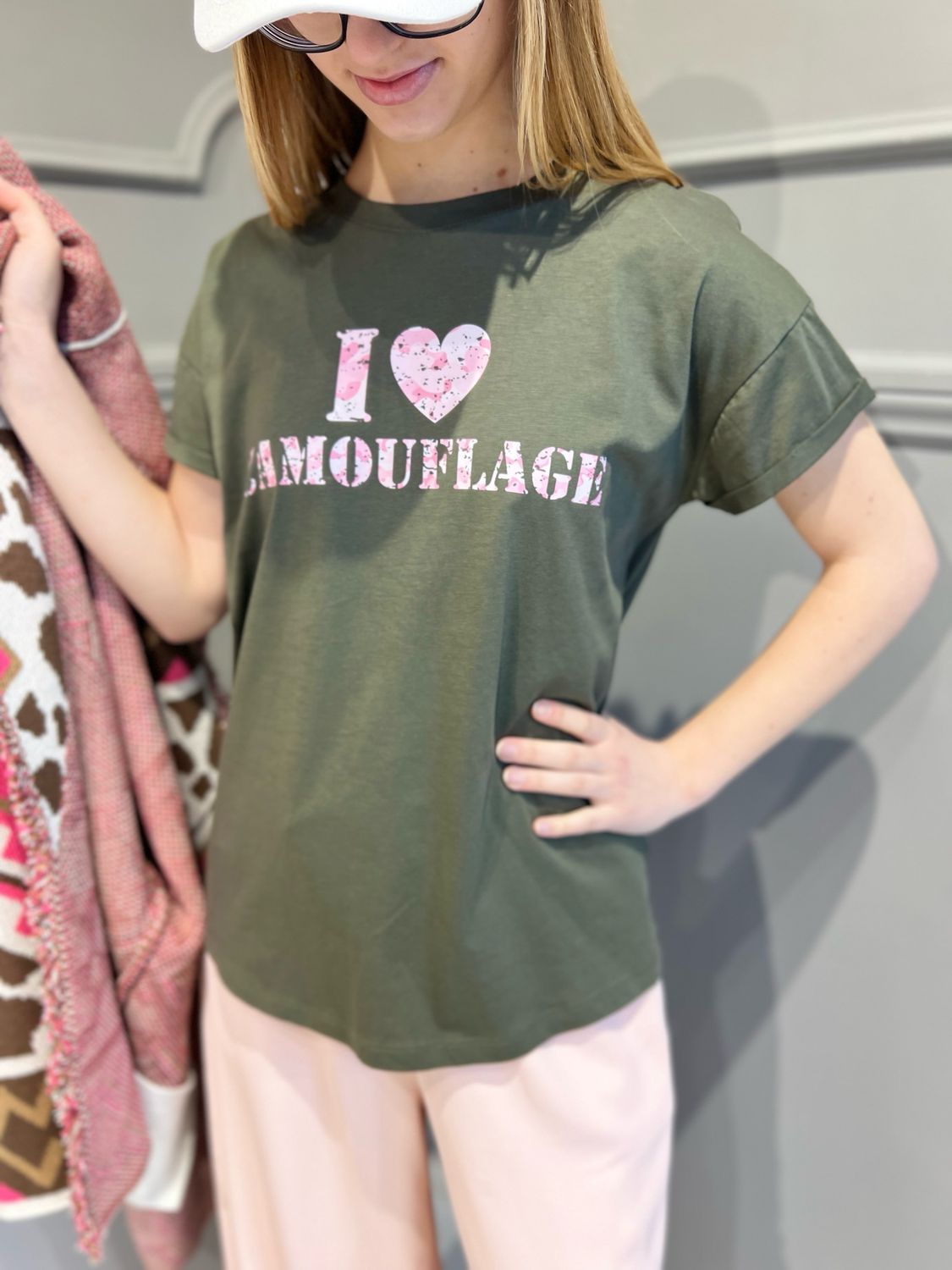 TENSIONE IN - t-shirt +cappello baseball con scritta 25M7208 - verde/rosa