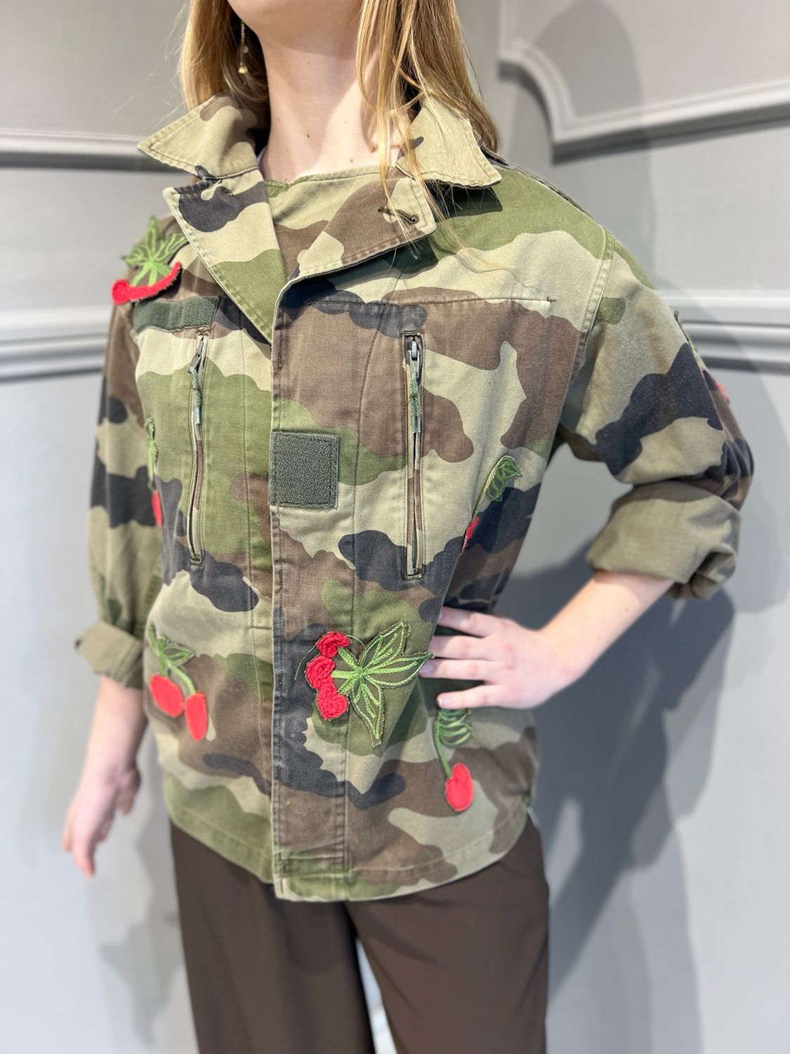 TENSIONE IN - giacca vintage con ciliegie ricamate camouflage - variante unica TENSIONE IN - giacca vintage con ciliegie ricamate camouflage - variante unica