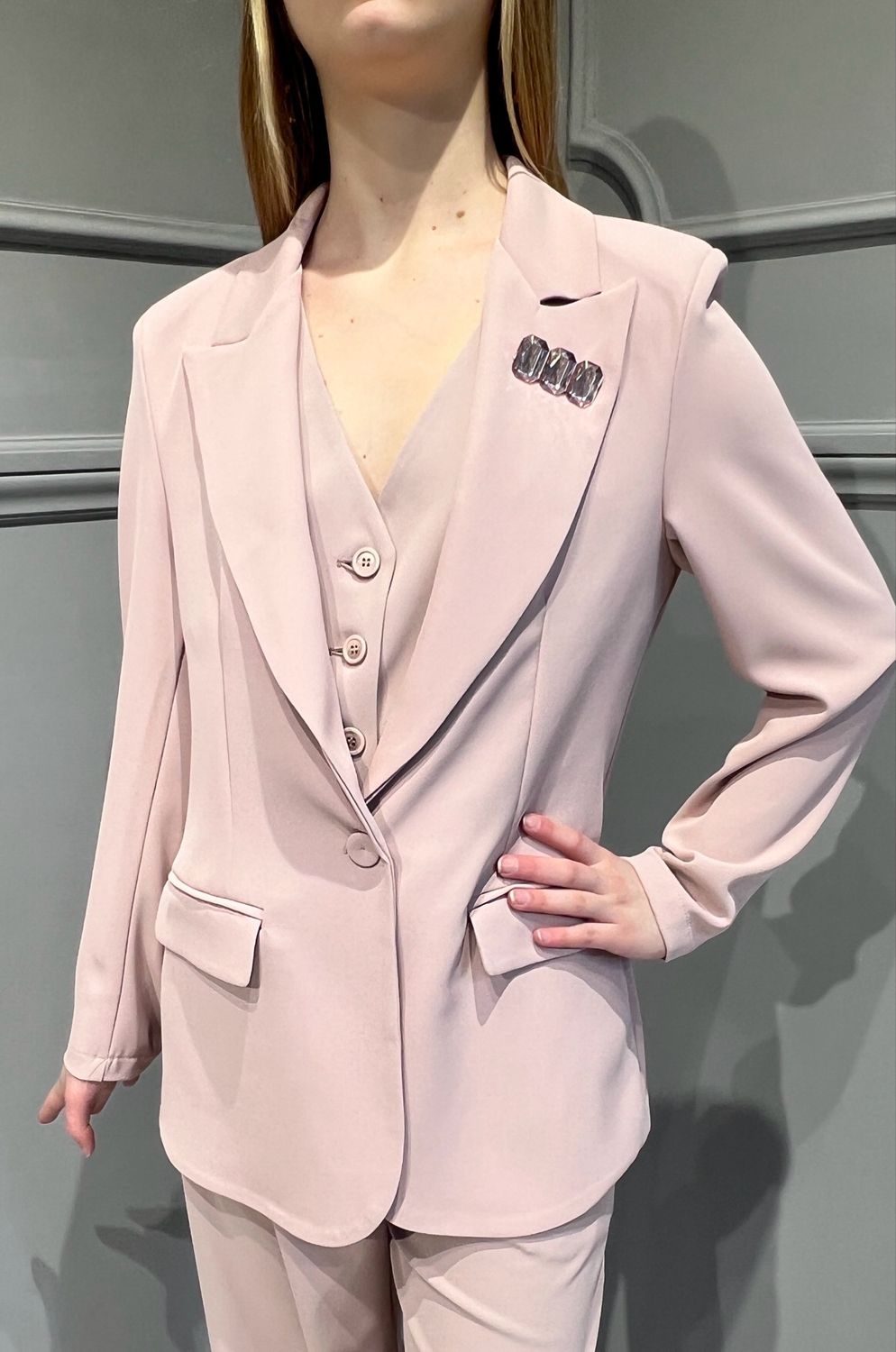 TENSIONE IN - giacca in tessuto fluido un petto con spilla 1060pe25camp - rosa