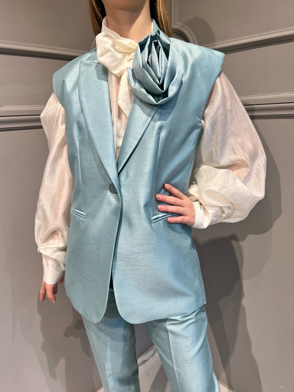 TENSIONE IN - gilet in shantung con spilla S25J654 - acqua TENSIONE IN - gilet in shantung con spilla S25J654 - acqua