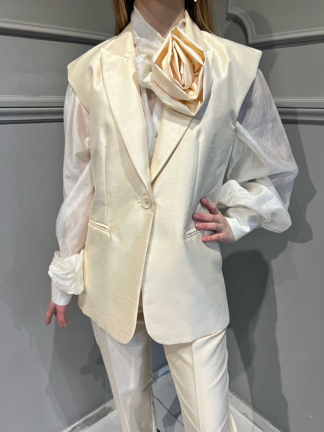 TENSIONE IN - gilet in shantung un petto con spilla S25J654 - avena TENSIONE IN - gilet in shantung un petto con spilla S25J654 - avena