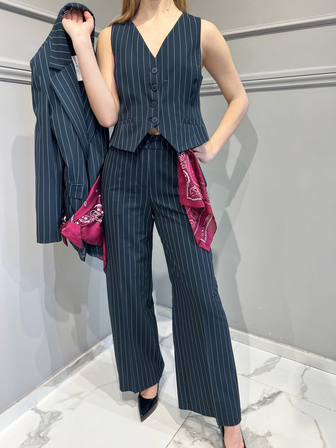 TENSIONE IN - gilet gessato avvitato + pantalone a palazzo elastico dietro con foulard 25C7125 - blu