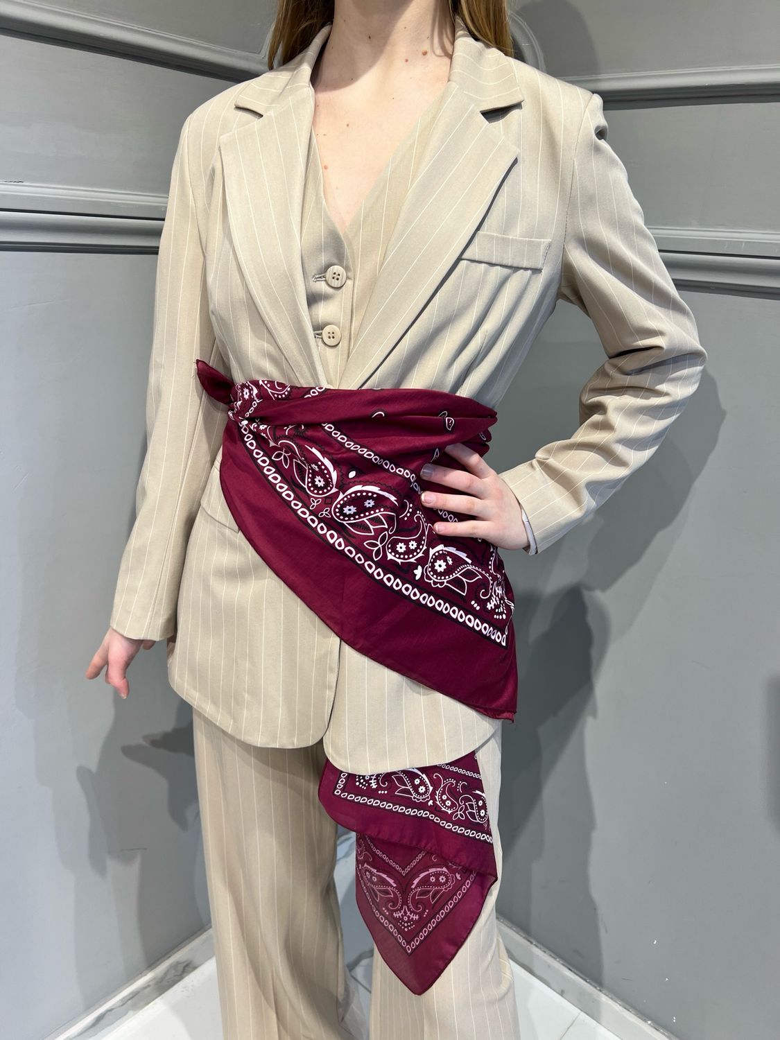 TENSIONE IN - giacca monopetto gessata avvitata con foulard 25B7122 - panna TENSIONE IN - giacca monopetto gessata avvitata con foulard 25B7122 - panna