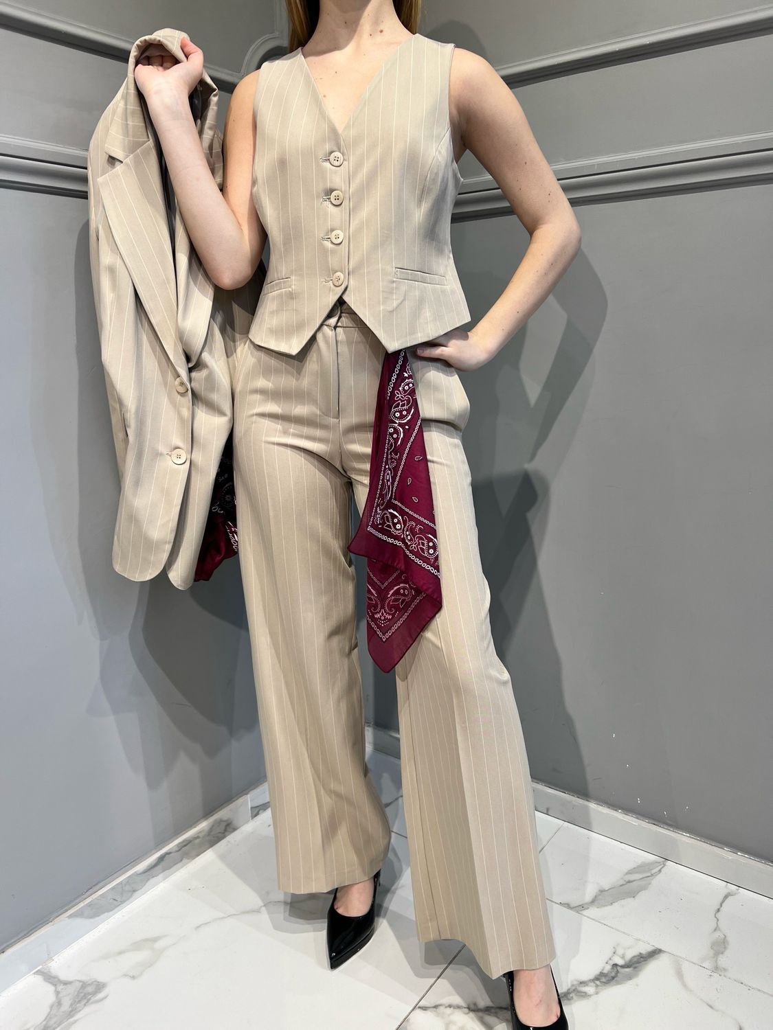 TENSIONE IN - gilet avvitato gessato + pantalone gessato palazzo elastico dietro 25C7125 - panna