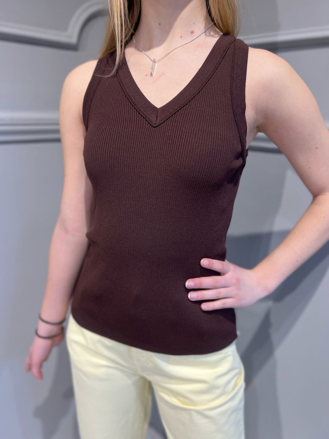 TENSIONE IN - top a canotta a V a costine 25P380Ti - cioccolato