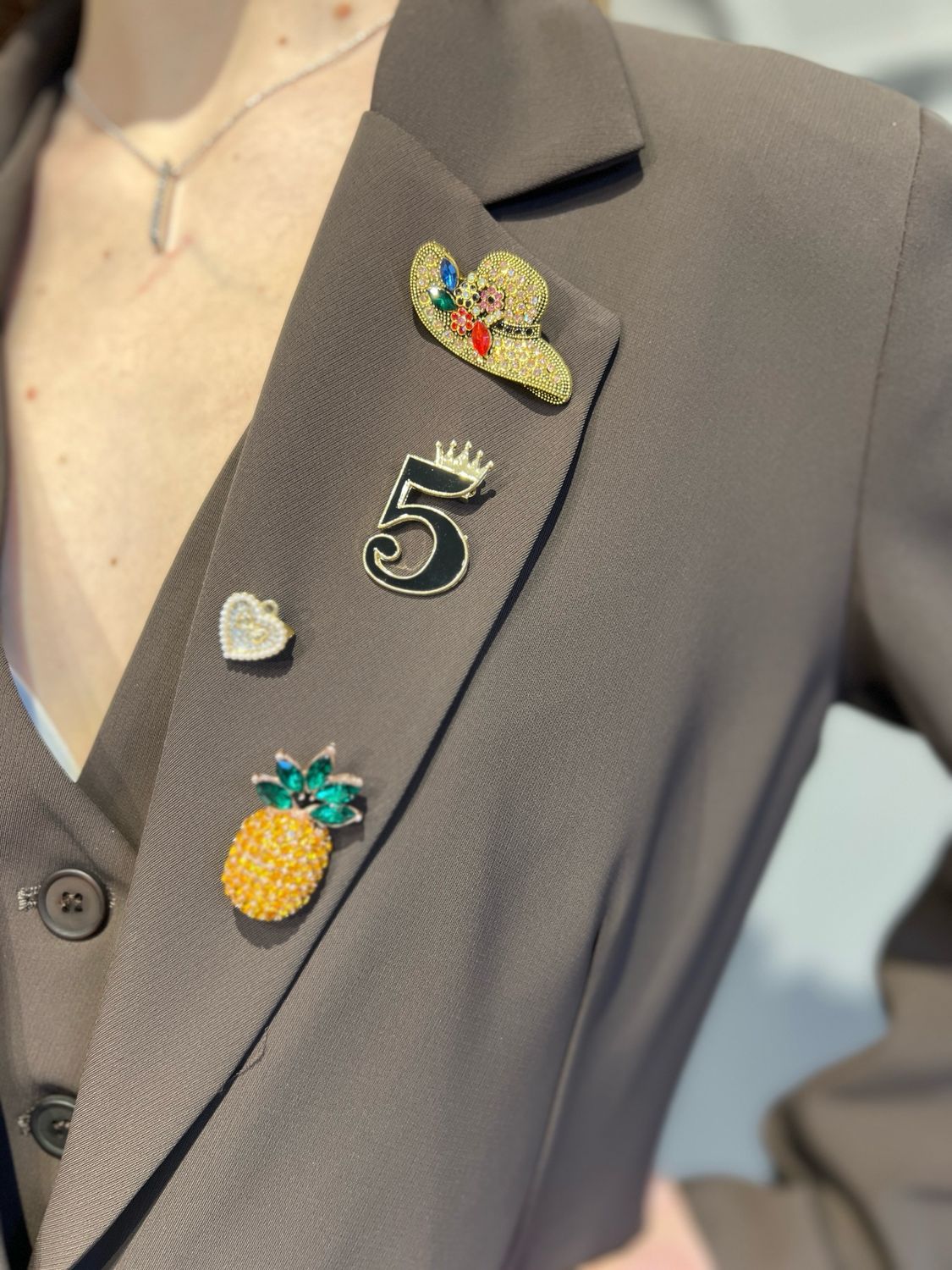 TENSIONE IN - giacca in tessuto fluido con spille monopetto 25B6586 - cioccolato TENSIONE IN - giacca in tessuto fluido con spille monopetto 25B6586 - cioccolato