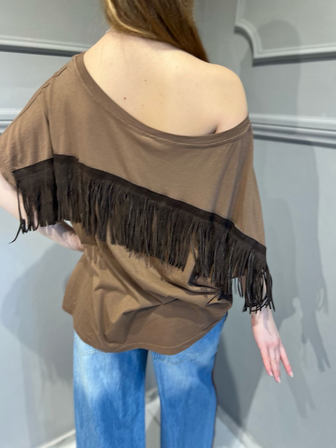 TENSIONE IN - t-shirt scollo barca con frange in renna 36568 - moro