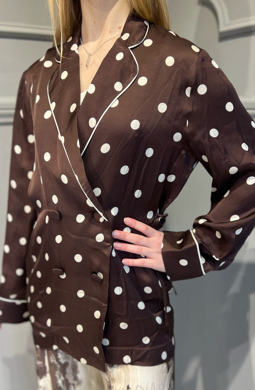 TENSIONE IN - giacca Cleopatra doppiopetto in viscosa a pois PE257092camp - cioccolato