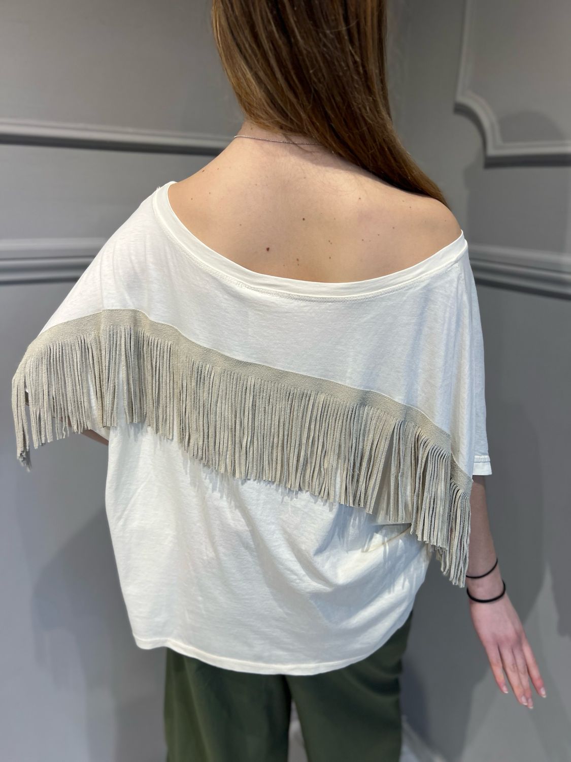 TENSIONE IN - t-shirt con frange over scollo barca 36568 - panna