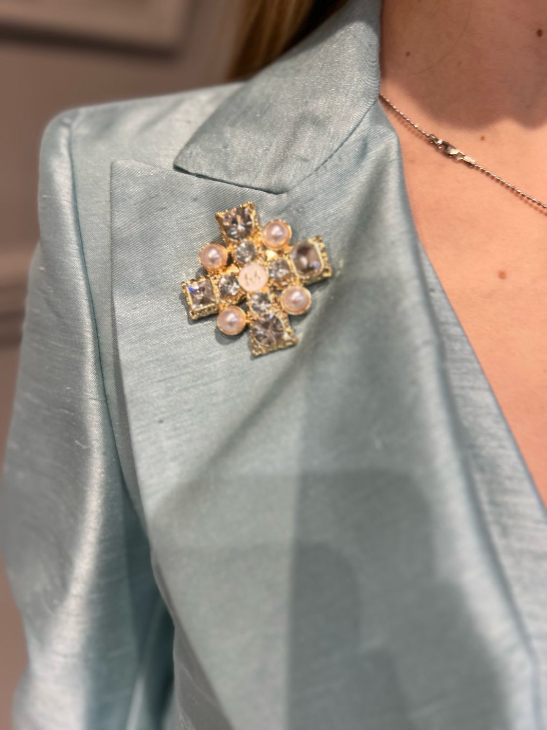 MOTEL - giacca avvitata in petto con spilla un shantung S25J279 - acqua MOTEL - giacca avvitata in petto con spilla un shantung S25J279 - acqua