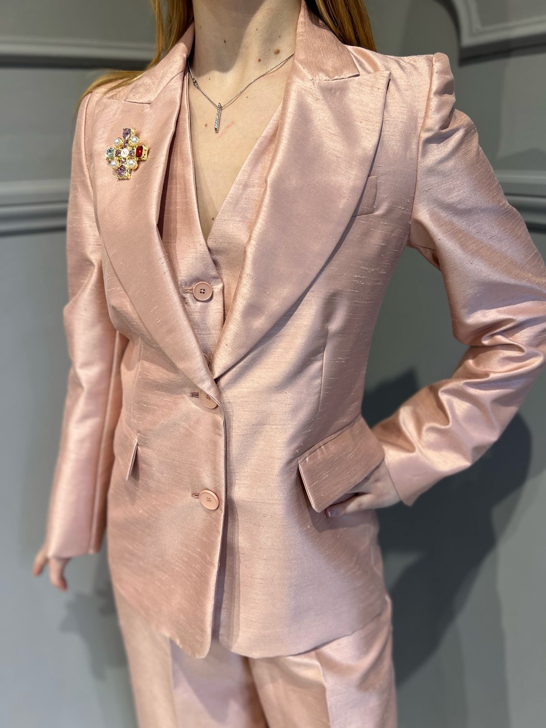 MOTEL - giacca a un petto in shantung con spilla S25J279 - rosa MOTEL - giacca a un petto in shantung con spilla S25J279 - rosa