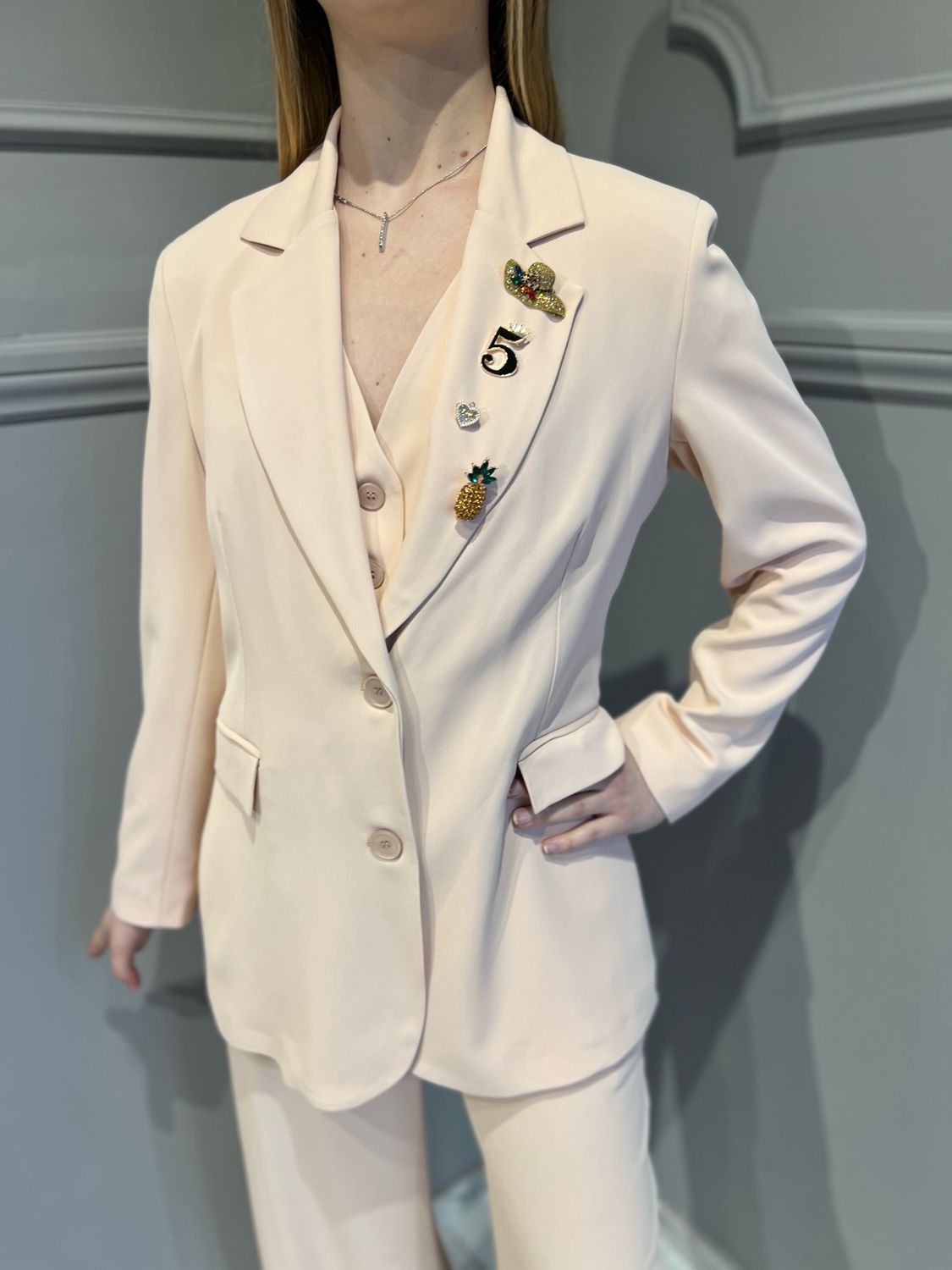 MOTEL - giacca un petto in tessuto fluido con spille 25B6586 - quarzo