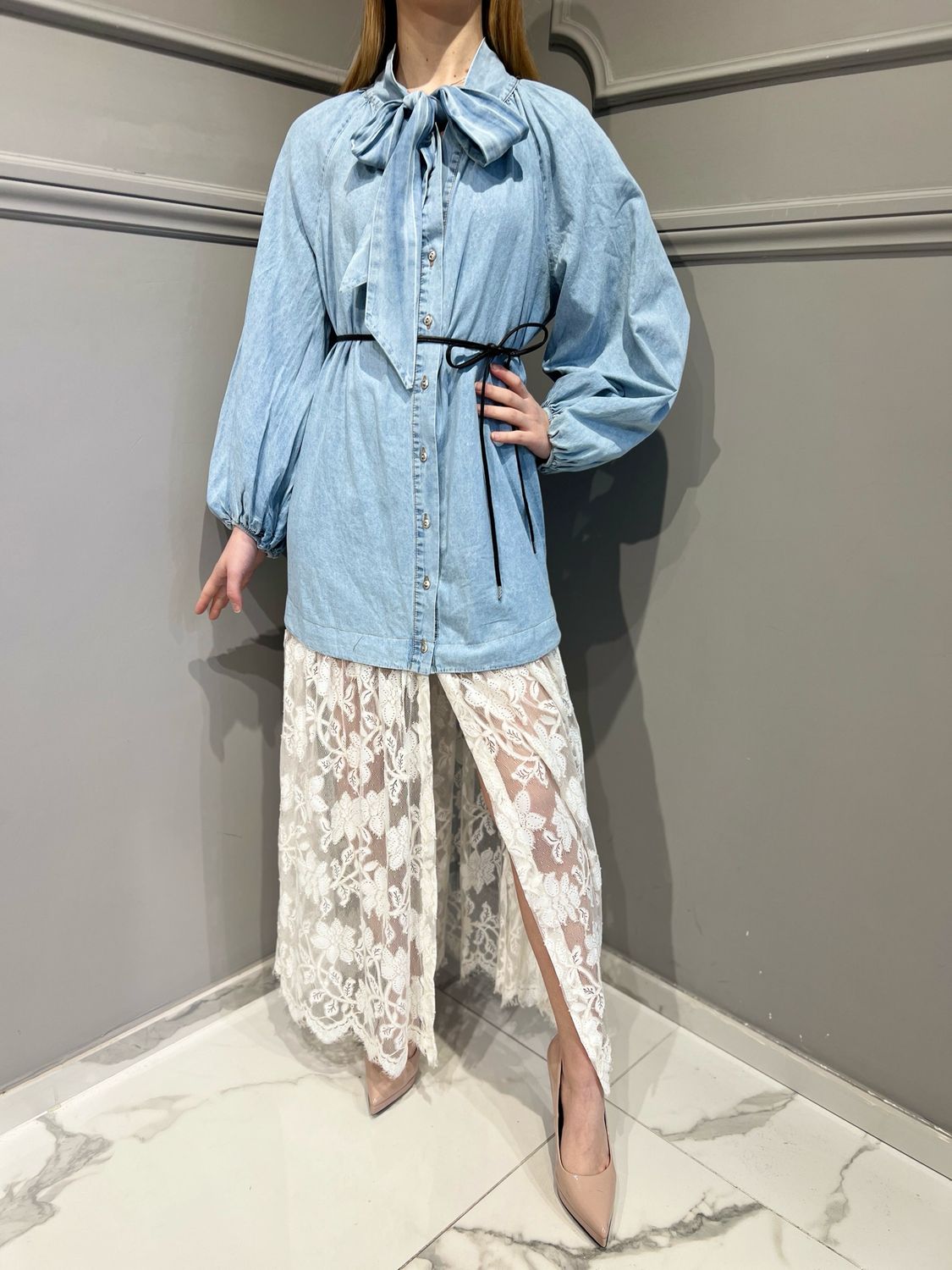 TENSIONE IN - abito in chambray e pizzo con fiocco S25A771 - denim chiaro