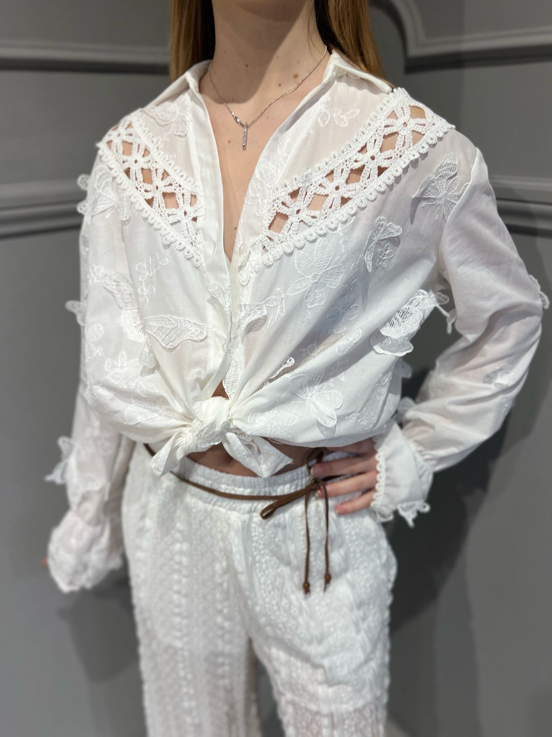 MOTEL - camicia in cotone popeline con applicazioni e ricami 102M - bianco