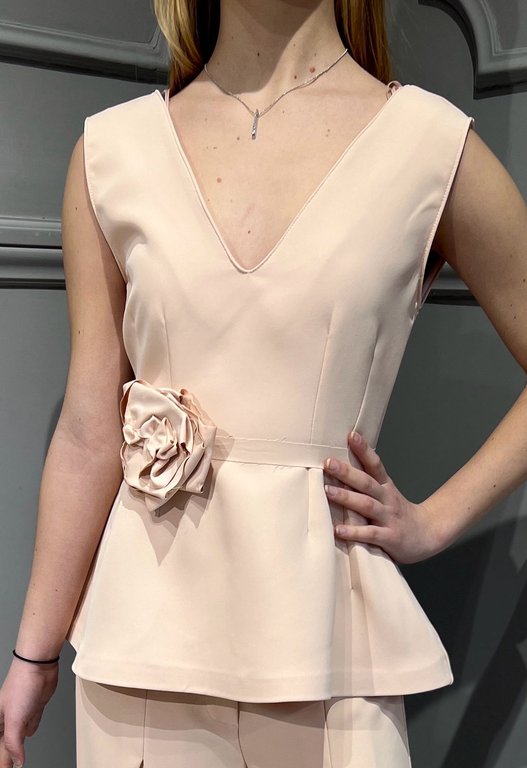 TENSIONE IN - Top a V con fiore OH874 - quarzo