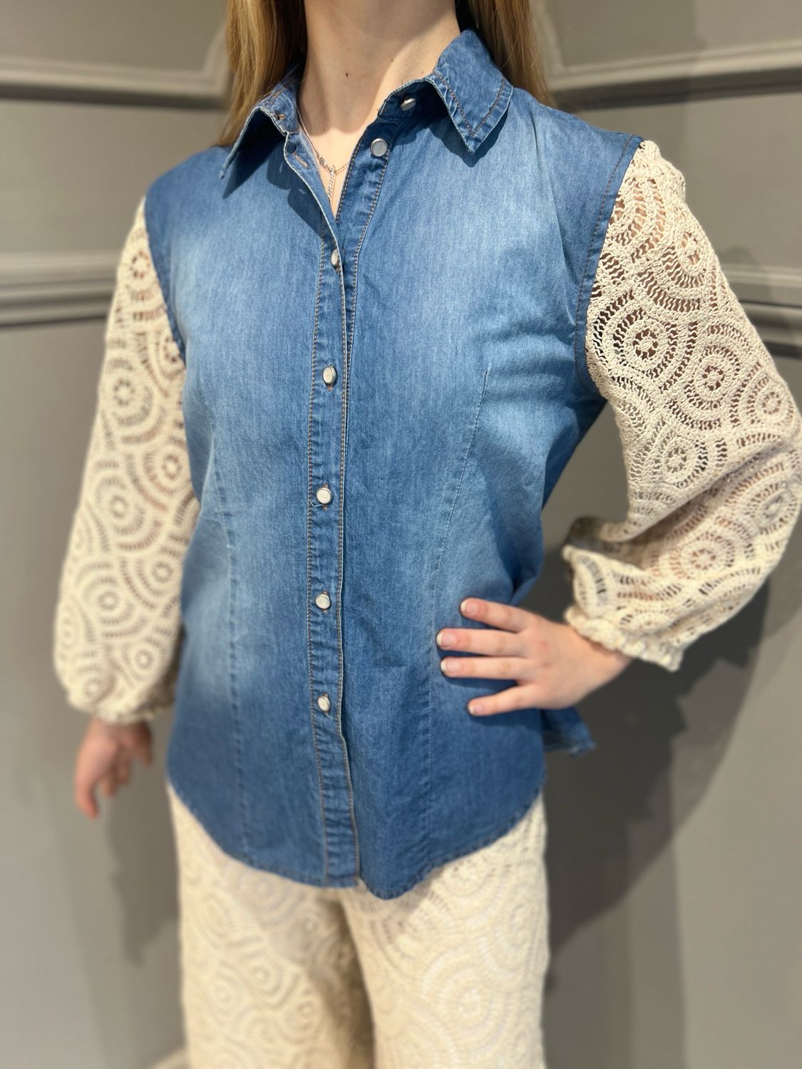 TENSIONE IN - camicia jeans con maniche in pizzo S25c864 - variante unica