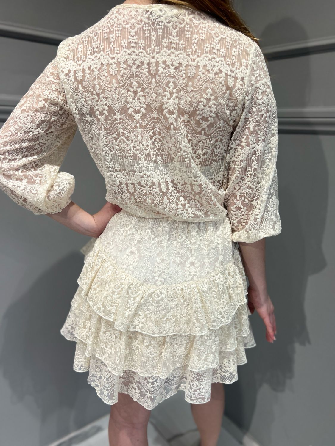 TENSIONE IN - abito corto in pizzo a V con balze PZ1102 - écru