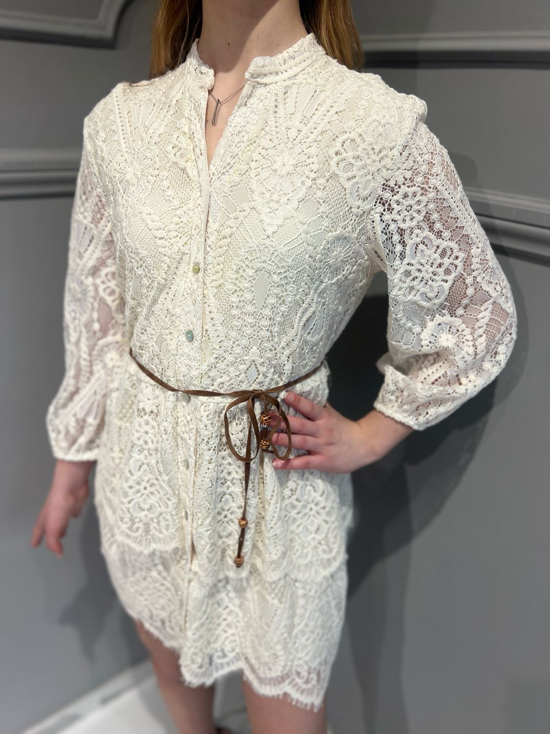 TENSIONE IN - abito corto in pizzo aperto davanti con bottoni S25A997 - variante unica