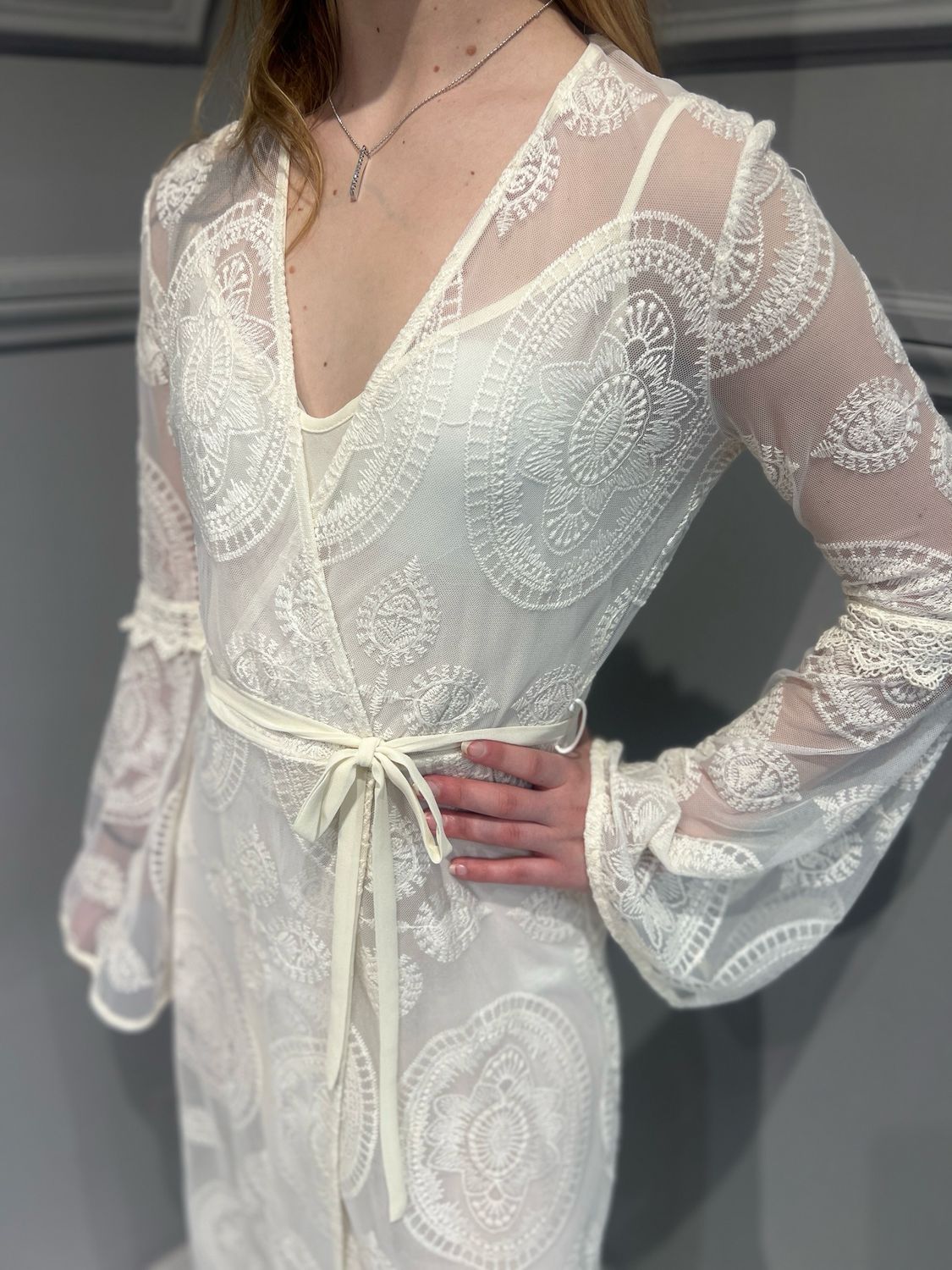 TENSIONE IN - abito in pizzo a portafoglio con sottoveste PX973 - écru