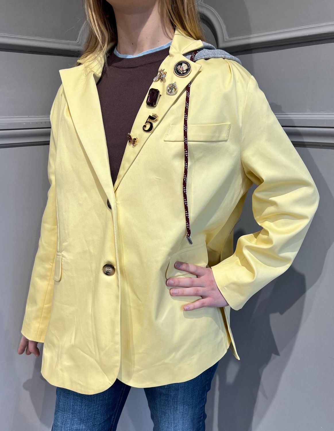 TENSIONE IN - giacca over con cappuccio rimovibile e spille 25b6524 - giallo/grigio