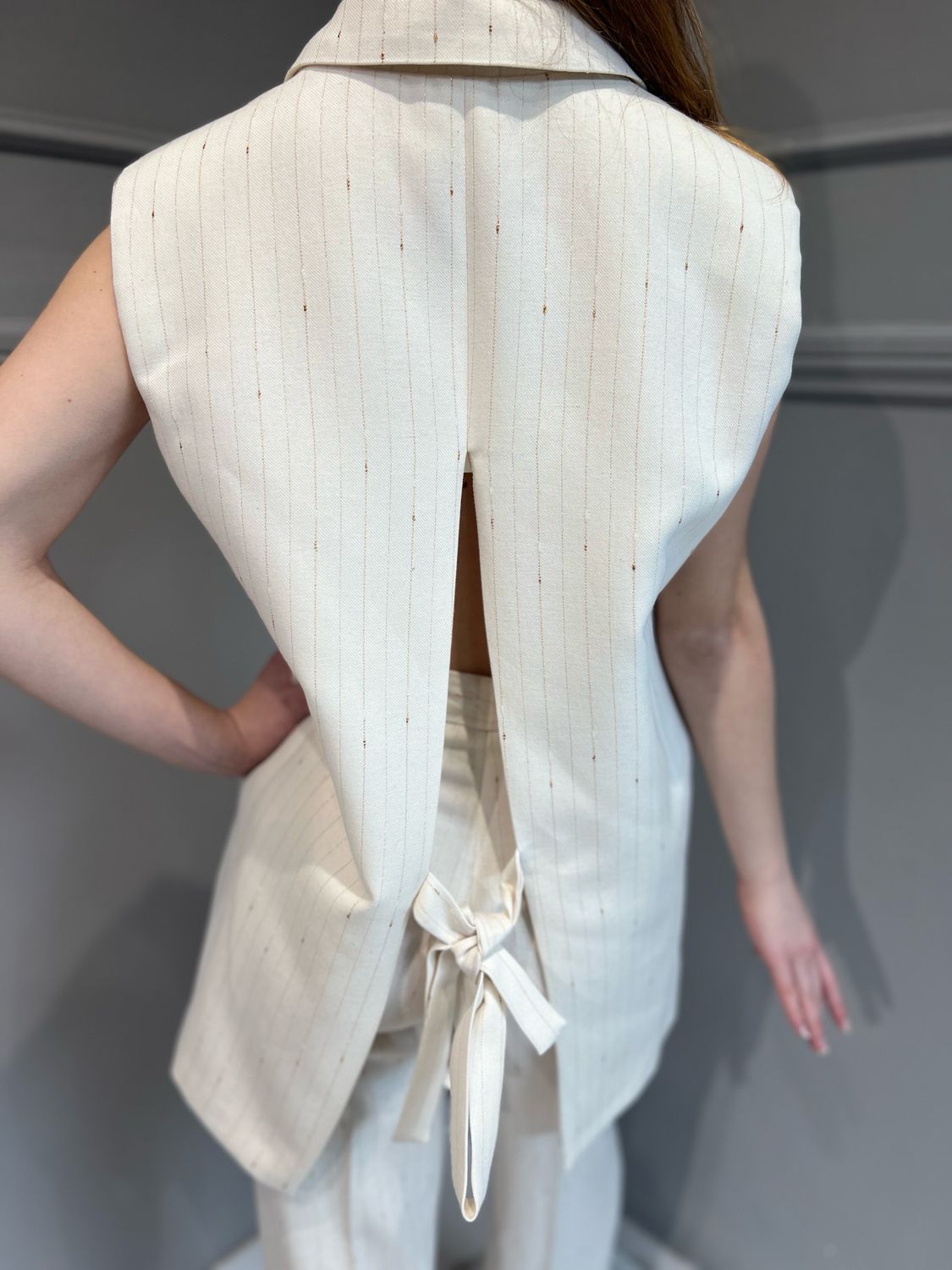 VICOLO - gilet con apertura e fiocchi dietro in tessuto operato TD2030 - sabbia VICOLO - gilet con apertura e fiocchi dietro in tessuto operato TD2030 - sabbia