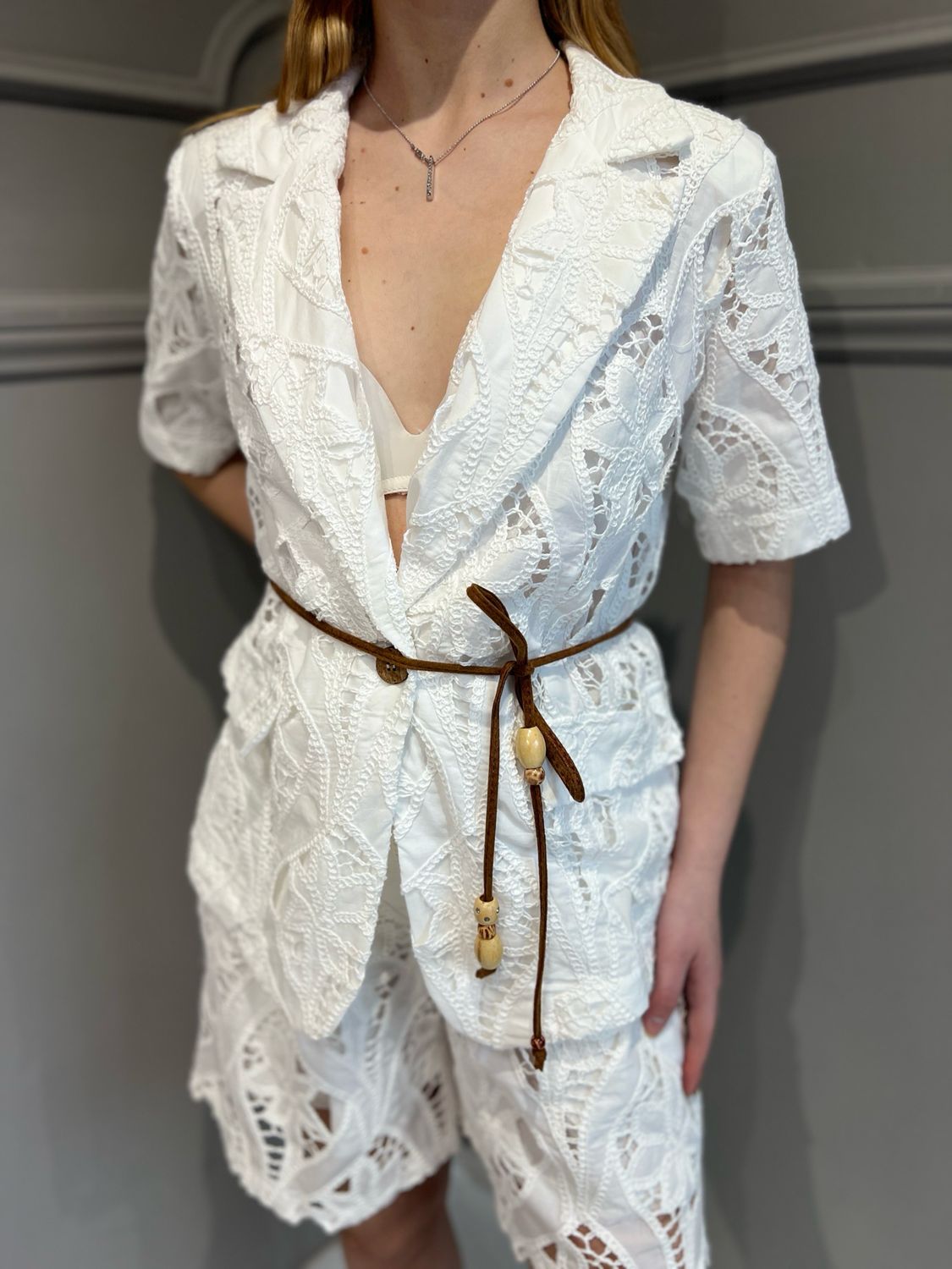 MOTEL - giacca maniche corte in pizzo con cintina MO1887 - bianco