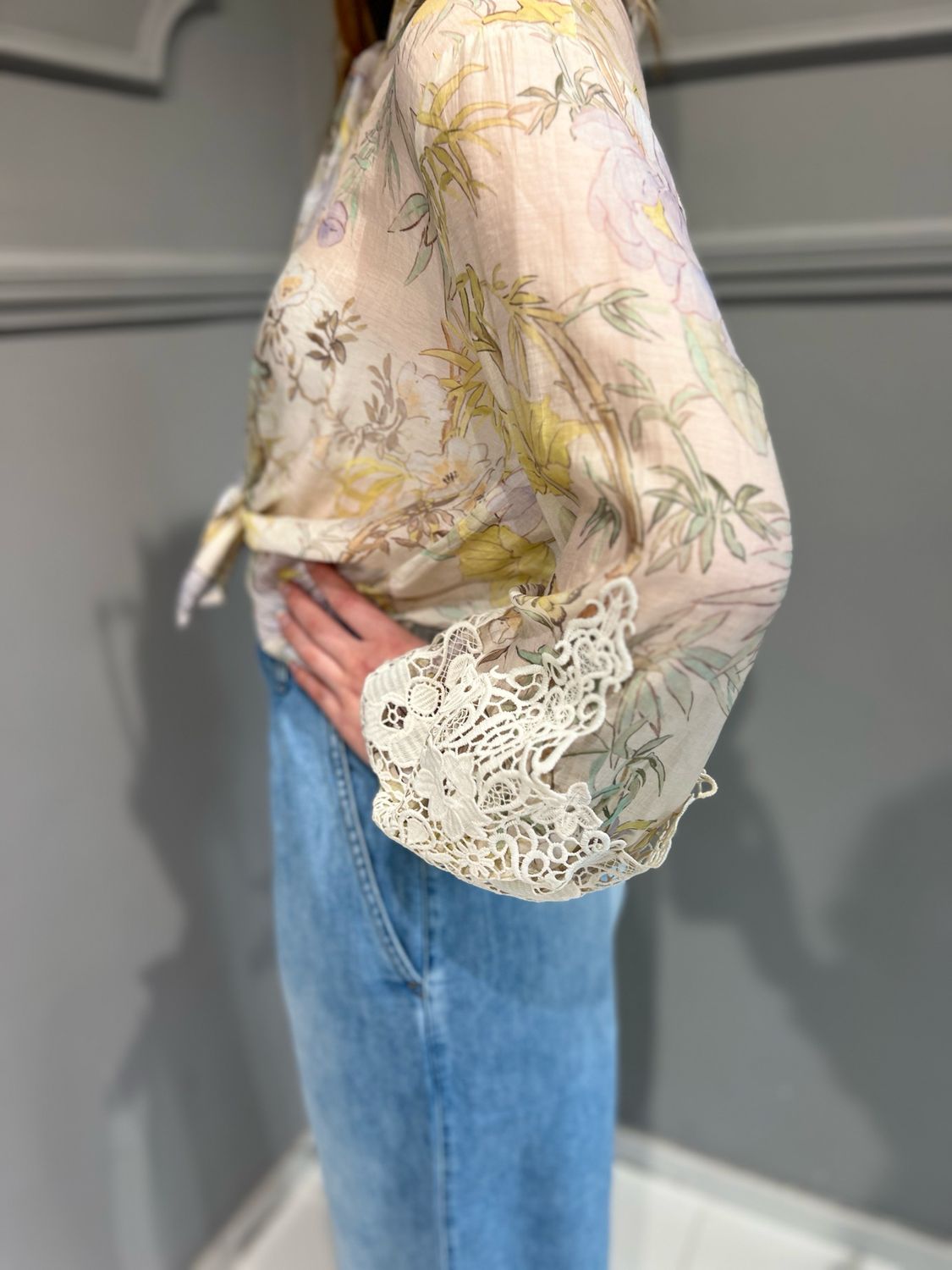 MOTEL - camicia con pizzo macramé sulle maniche S25CA07 - fantasia giallo