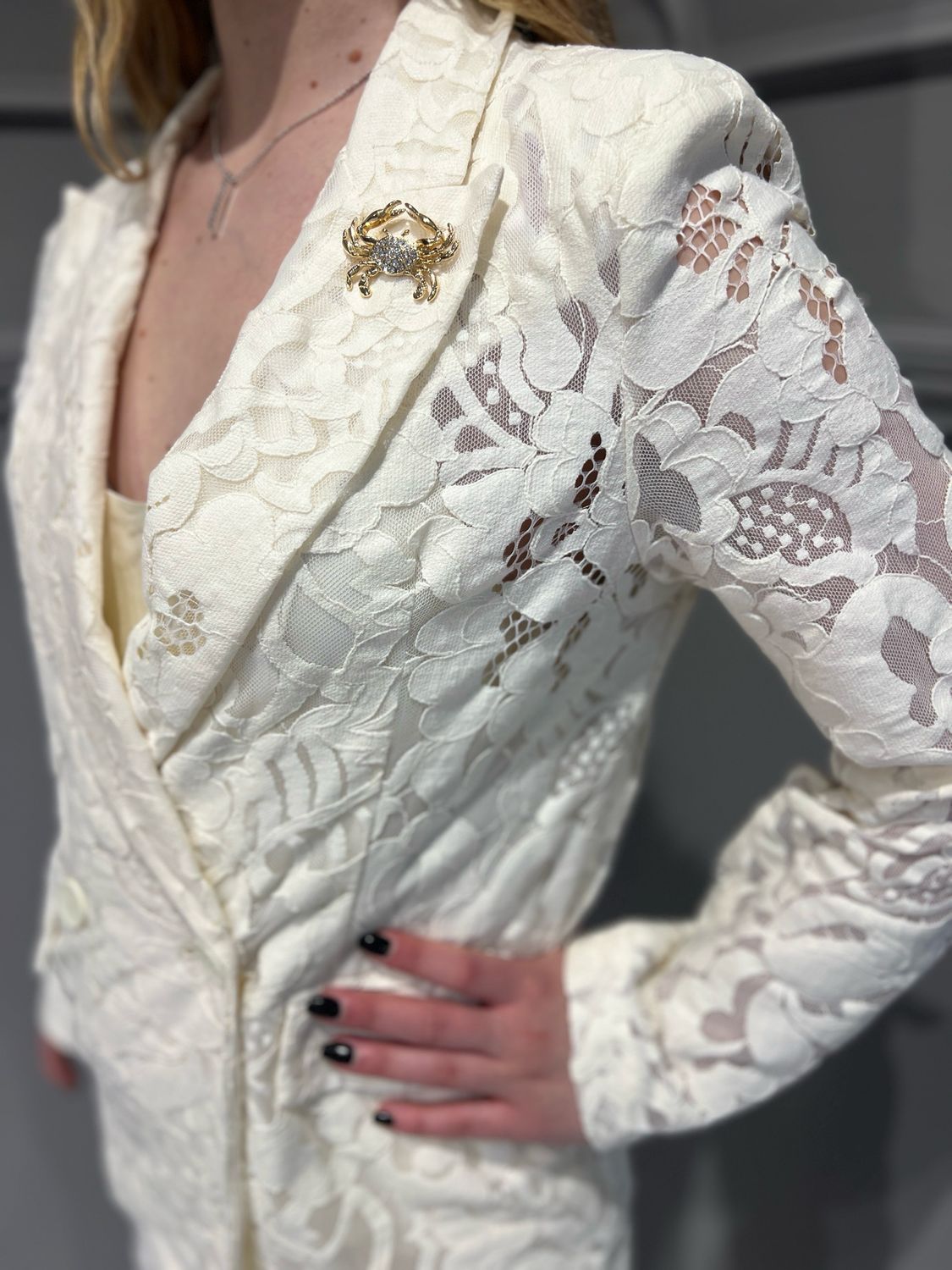 MOTEL - giacca in pizzo doppiopetto con spilla S25J845  - burro