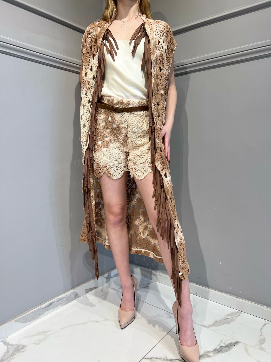 TENSIONE IN - gilet lavorazione uncinetto maltinto con frange S25J882 - variante unica TENSIONE IN - gilet lavorazione uncinetto maltinto con frange S25J882 - variante unica