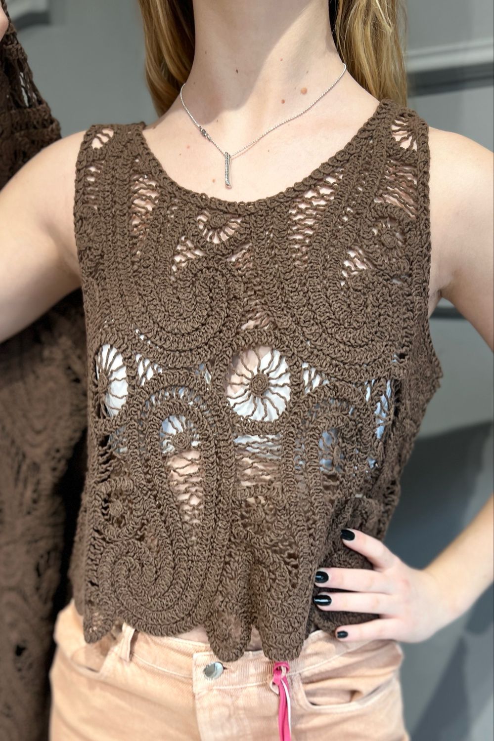 MOTEL - top a canotta lavorazione uncinetto CT2495 - cioccolato