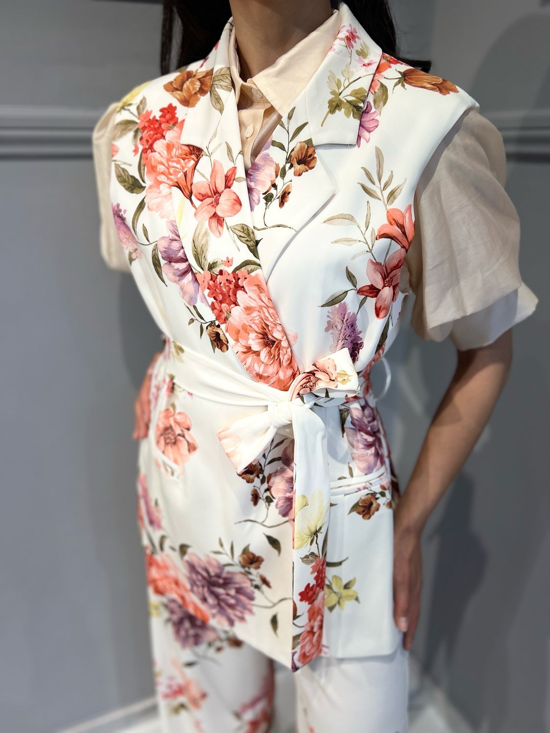 VICOLO - gilet in tessuto fluido con fusciacca a fantasia TD2258 - burro