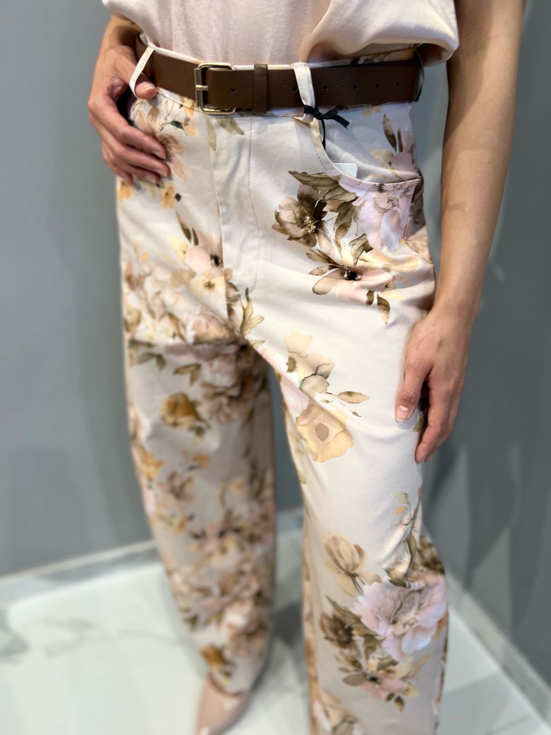 VICOLO - pantalone a banana a fantasia floreale