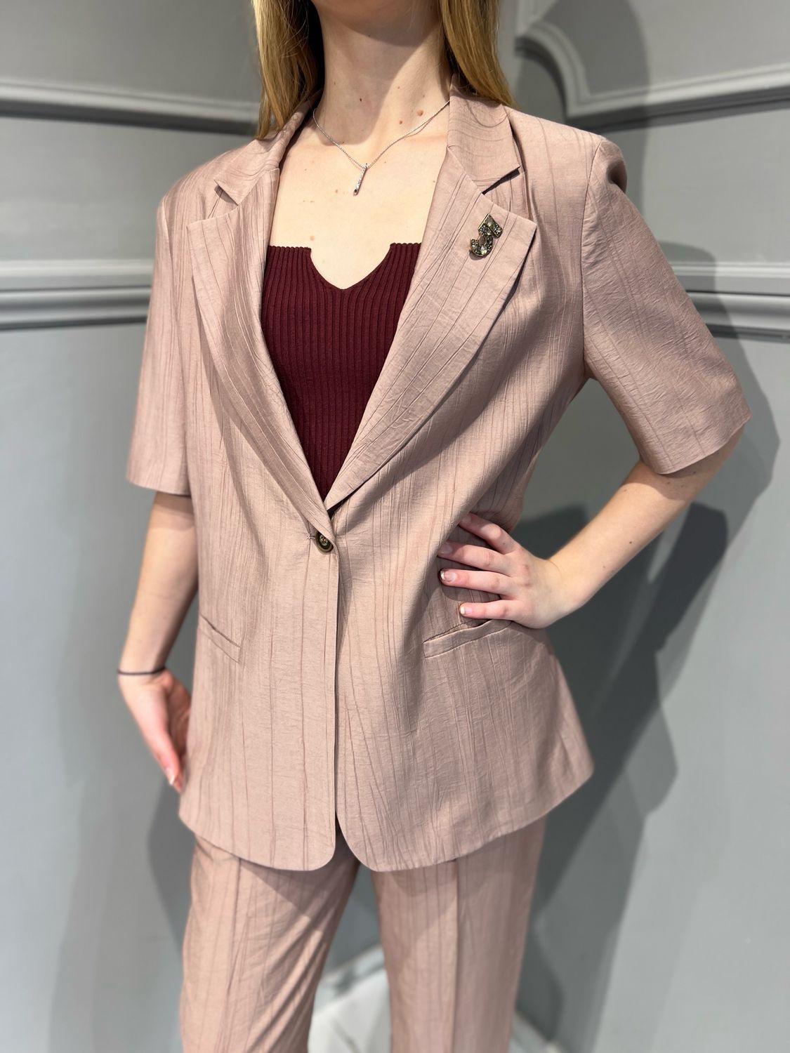 TENSIONE IN - giacca in viscosa fluida con spilla a maniche corte 25b7625 - rosa