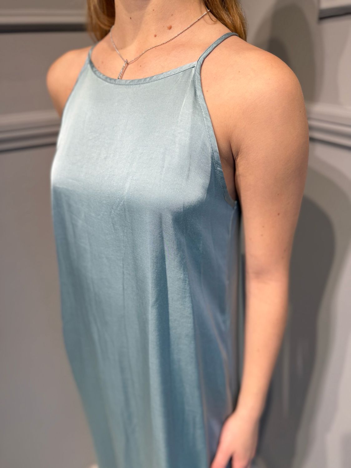 VICOLO - abito in Satin scollo americana TD2445 - polvere VICOLO - abito in Satin scollo americana TD2445 - polvere