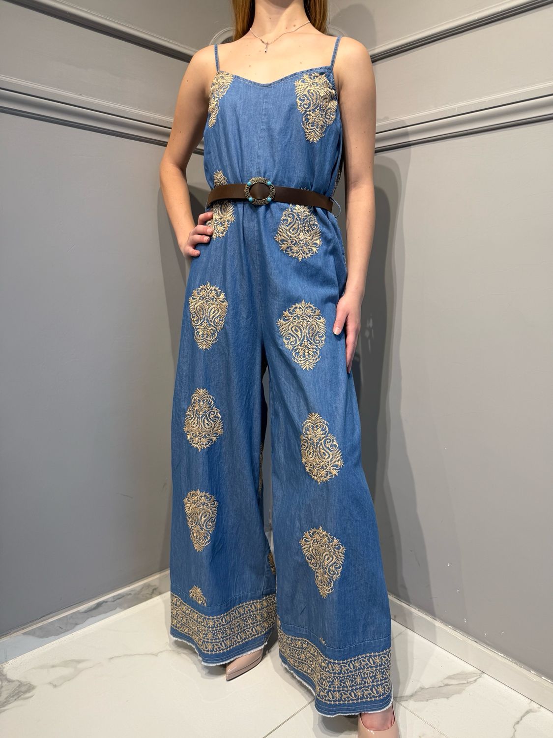 TENSIONE IN - tuta in chambray con ricamo S25UE04 - denim blu TENSIONE IN - tuta in chambray con ricamo S25UE04 - denim blu