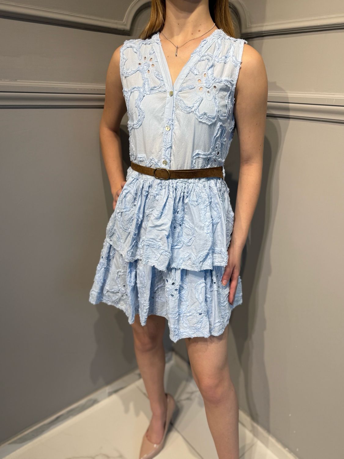 MOTEL - abito corto in pizzo san gallo con balze 25AA81 - celeste MOTEL - abito corto in pizzo san gallo con balze 25AA81 - celeste