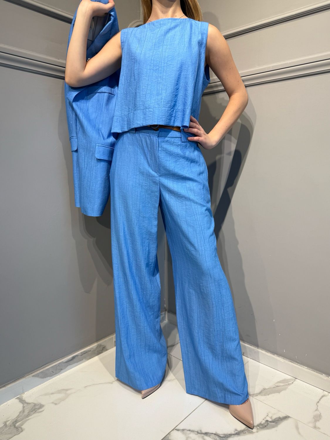 TENSIONE IN - blusa in viscosa in tessuto goffrato senza maniche con bottoni dietro 25T7788 - azzurro