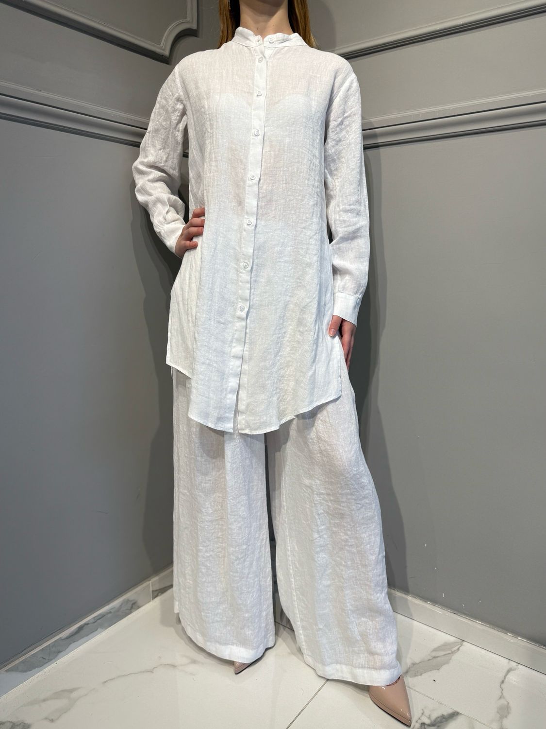 TENSIONE IN - camicia lunga con spacchi collo alla coreana in puro lino C6971 - bianco