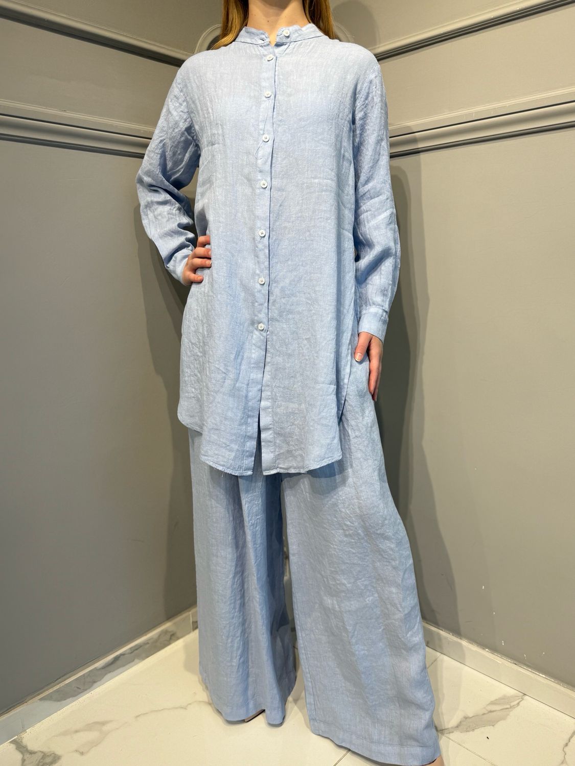 TENSIONE IN - camicia lunga con spacchi e collo alla coreana in puro lino C6971 - celeste