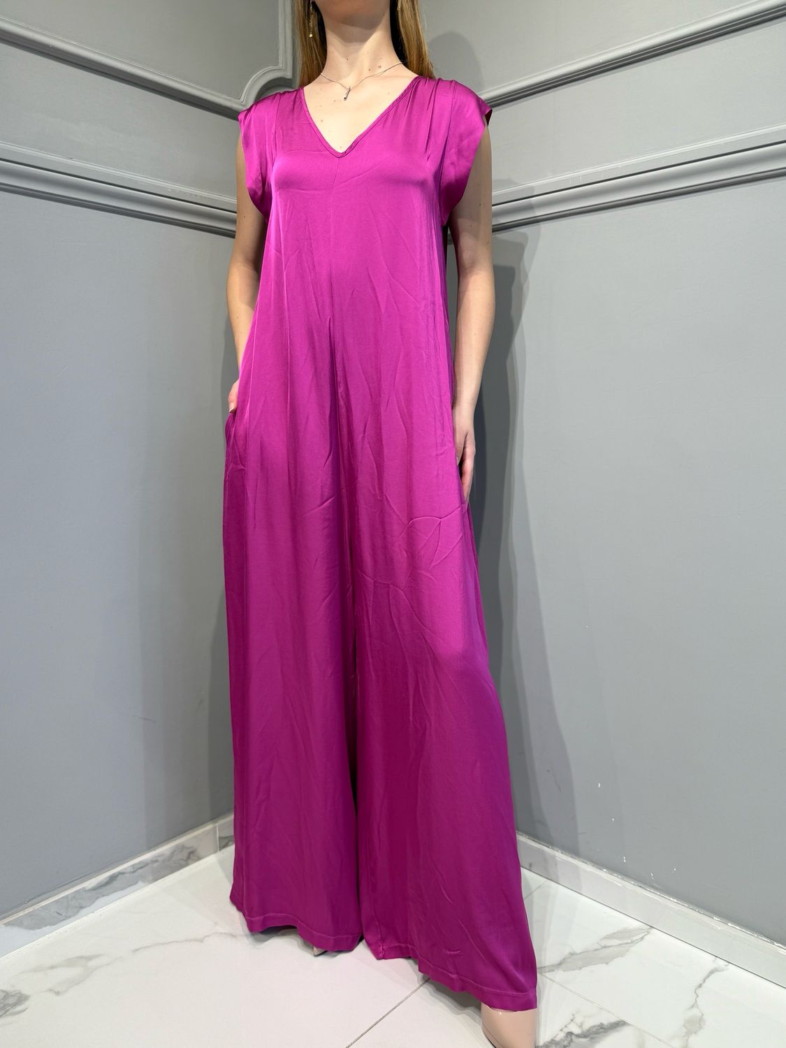 MOTEL - tuta larga a V con spalle larghe in satin E216D05Q - berry MOTEL - tuta larga a V con spalle larghe in satin E216D05Q - berry